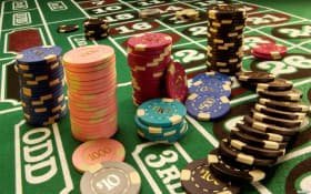 Pemain kembang777 menikmati live casino di Bali dengan ponsel